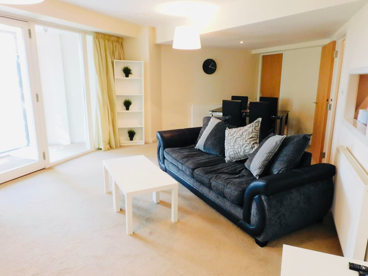 No 2 - Modern 2 Bed Apartment, Close to Gla Airport & M8