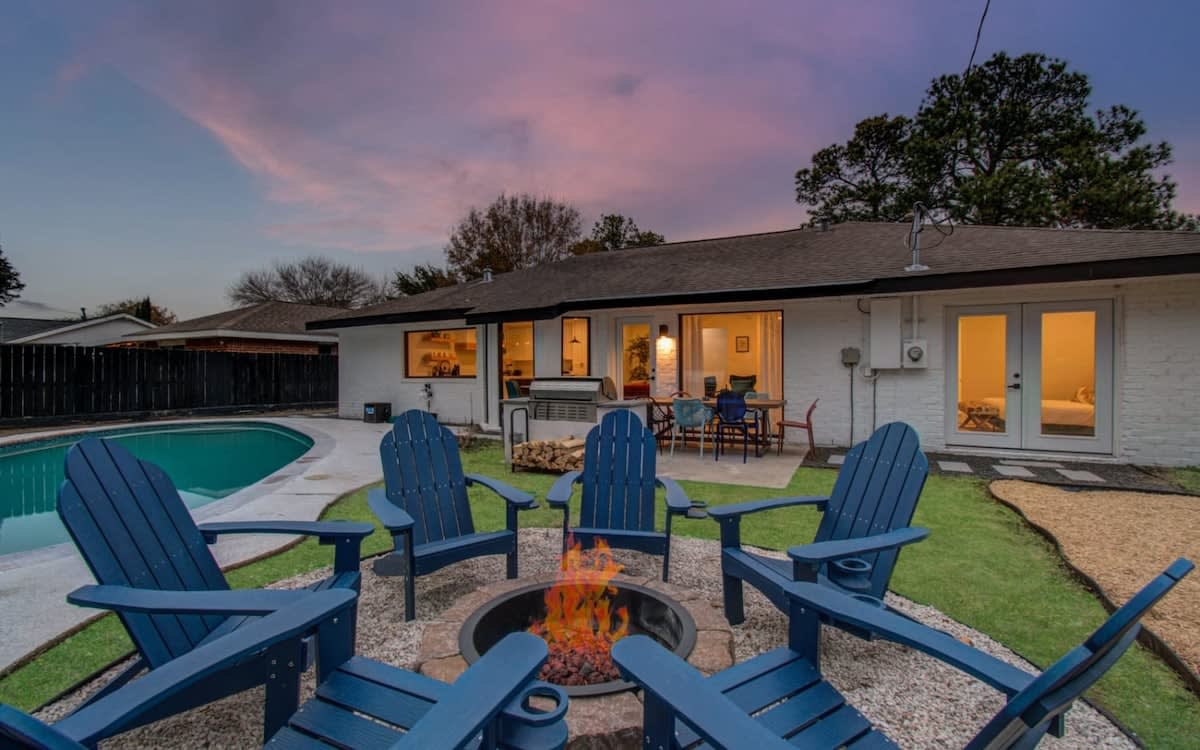 Spring Branch Paradise, 4-BD Backyard Pool Oasis — Houston, TX — vacation rental
