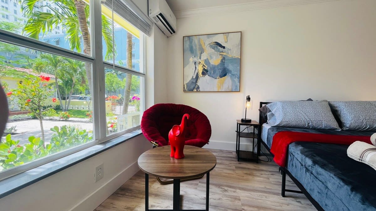 Upper East Side Studio with Free Parking!