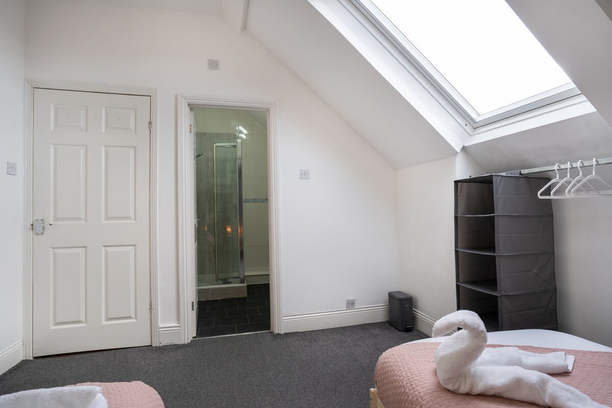 Parking - Contractors Stays - 10 mins to Freeman Hospital in Coach Road 33 NE28 6JA - Property image 25 - VivreStays