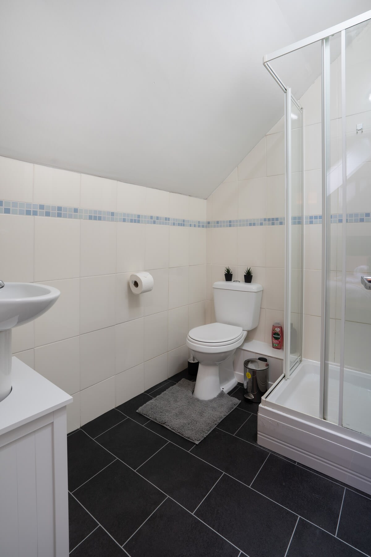 Parking - Contractors Stays - 10 mins to Freeman Hospital in Coach Road 33 NE28 6JA - Property image 27 - VivreStays