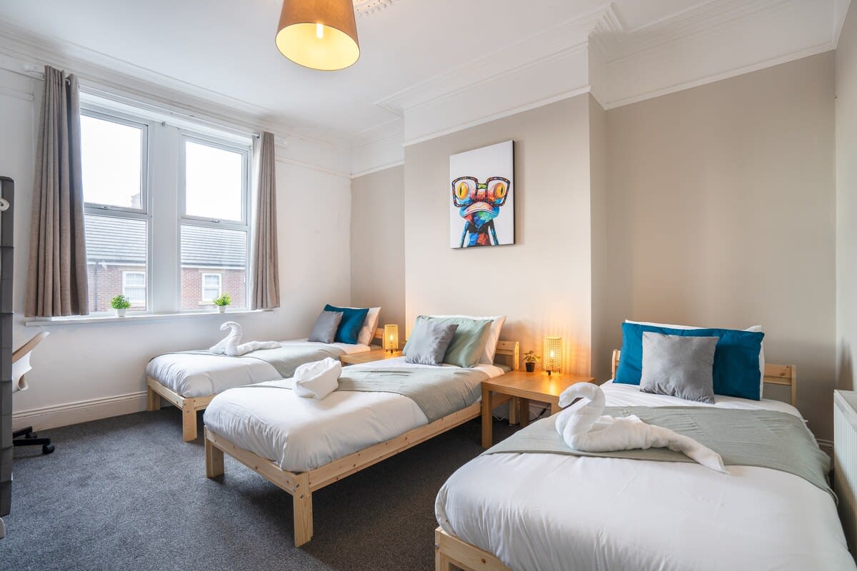 Parking - Contractors Stays - 10 mins to Freeman Hospital serviced apartment - Wallsend - VivreStays