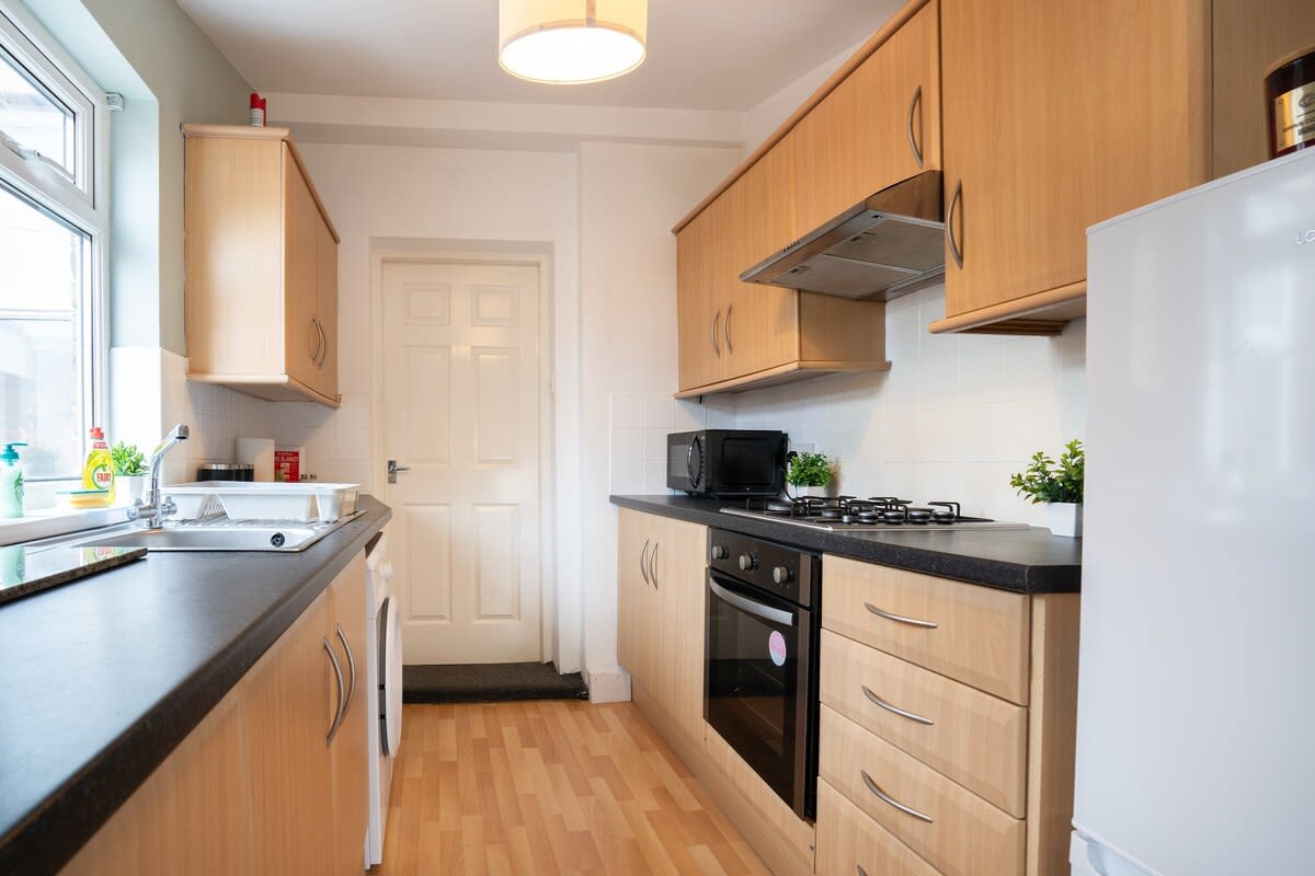 Parking - Contractors Stays - 10 mins to Freeman Hospital in Coach Road 33 NE28 6JA - Property image 3 - VivreStays