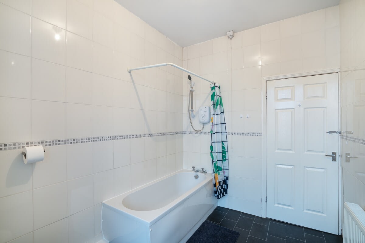 Parking - Contractors Stays - 10 mins to Freeman Hospital in Coach Road 33 NE28 6JA - Property image 24 - VivreStays
