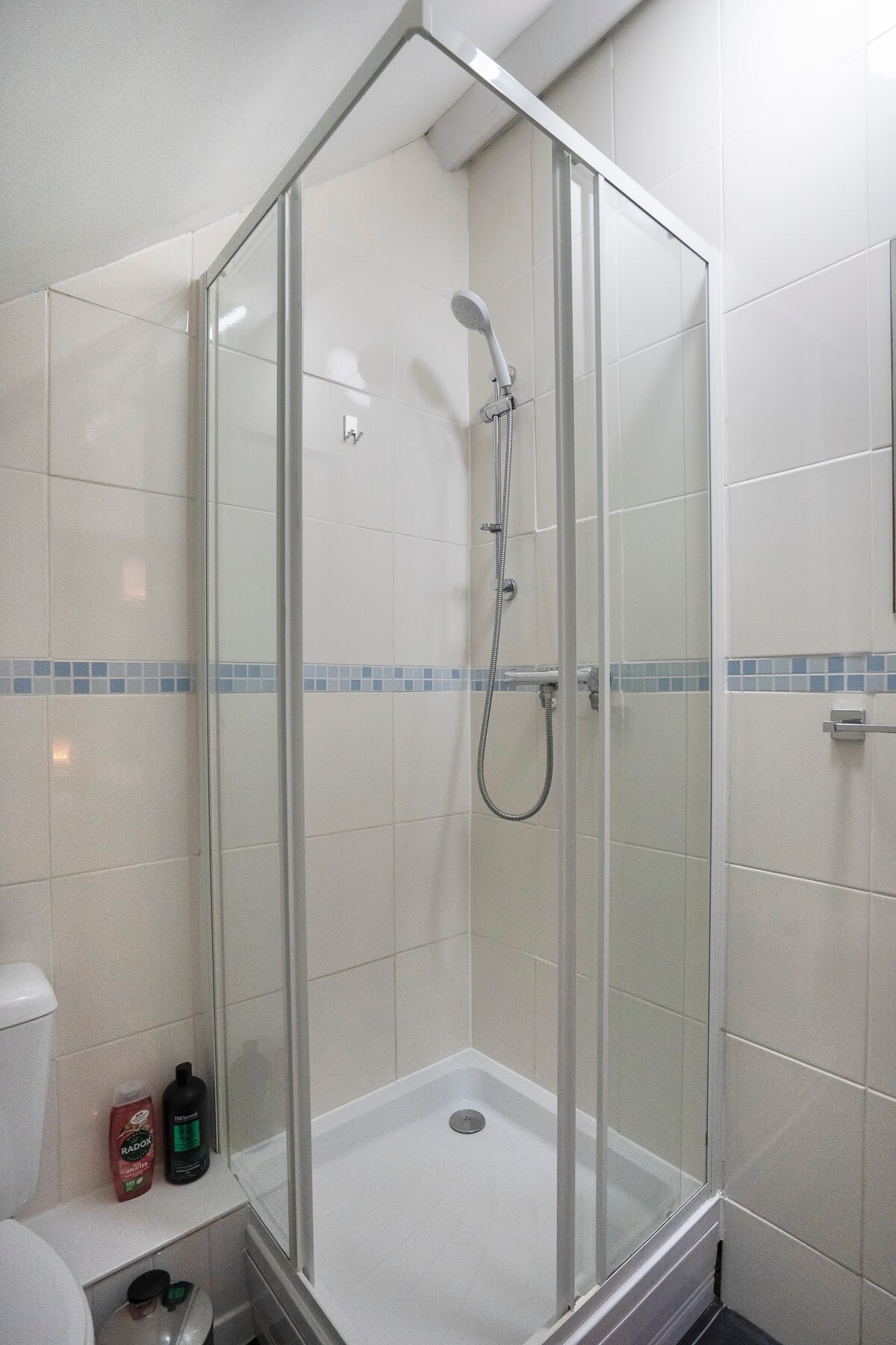 Parking - Contractors Stays - 10 mins to Freeman Hospital in Coach Road 33 NE28 6JA - Property image 28 - VivreStays