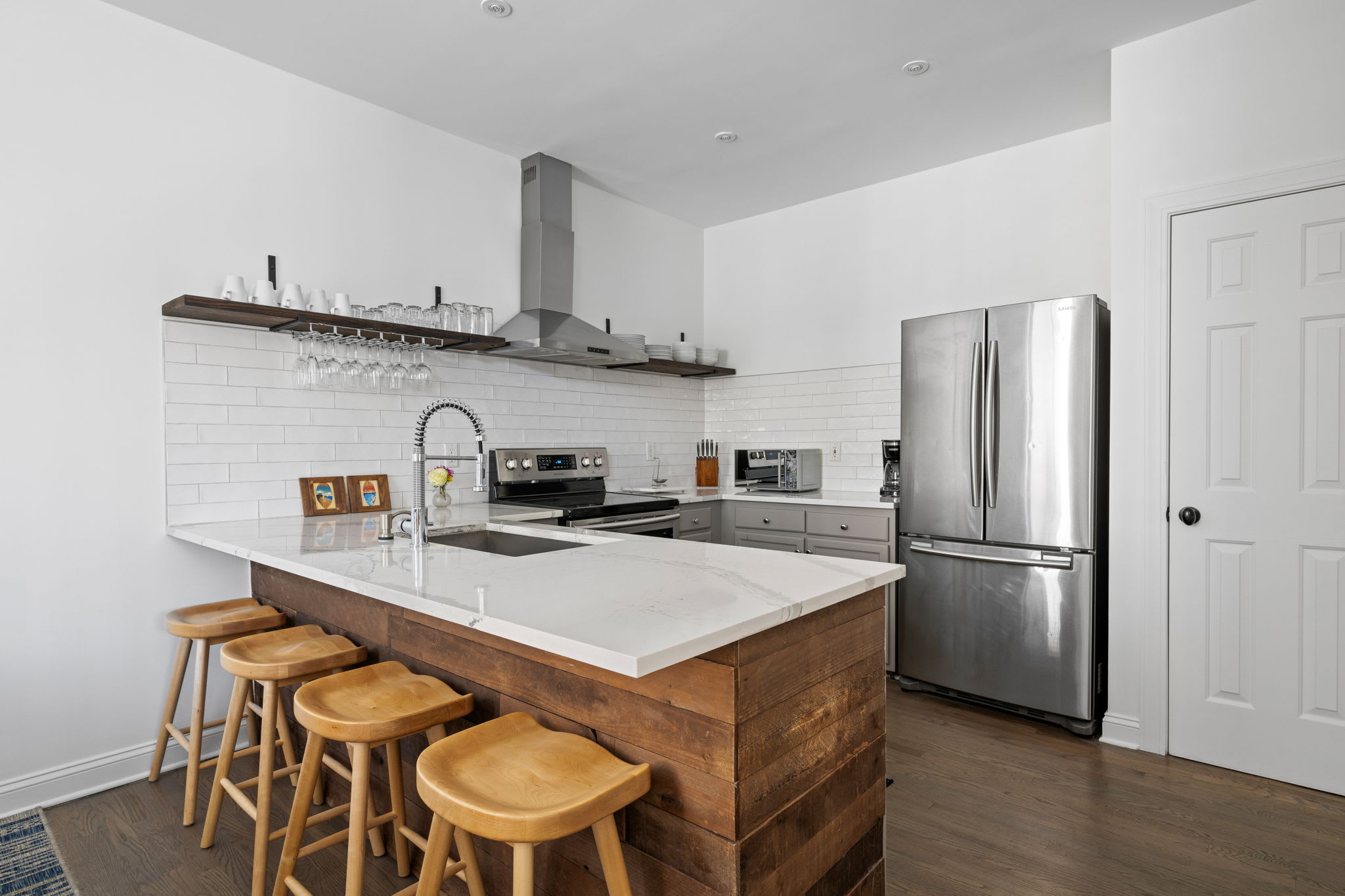 Fully equipped kitchen with additional seating on the island!