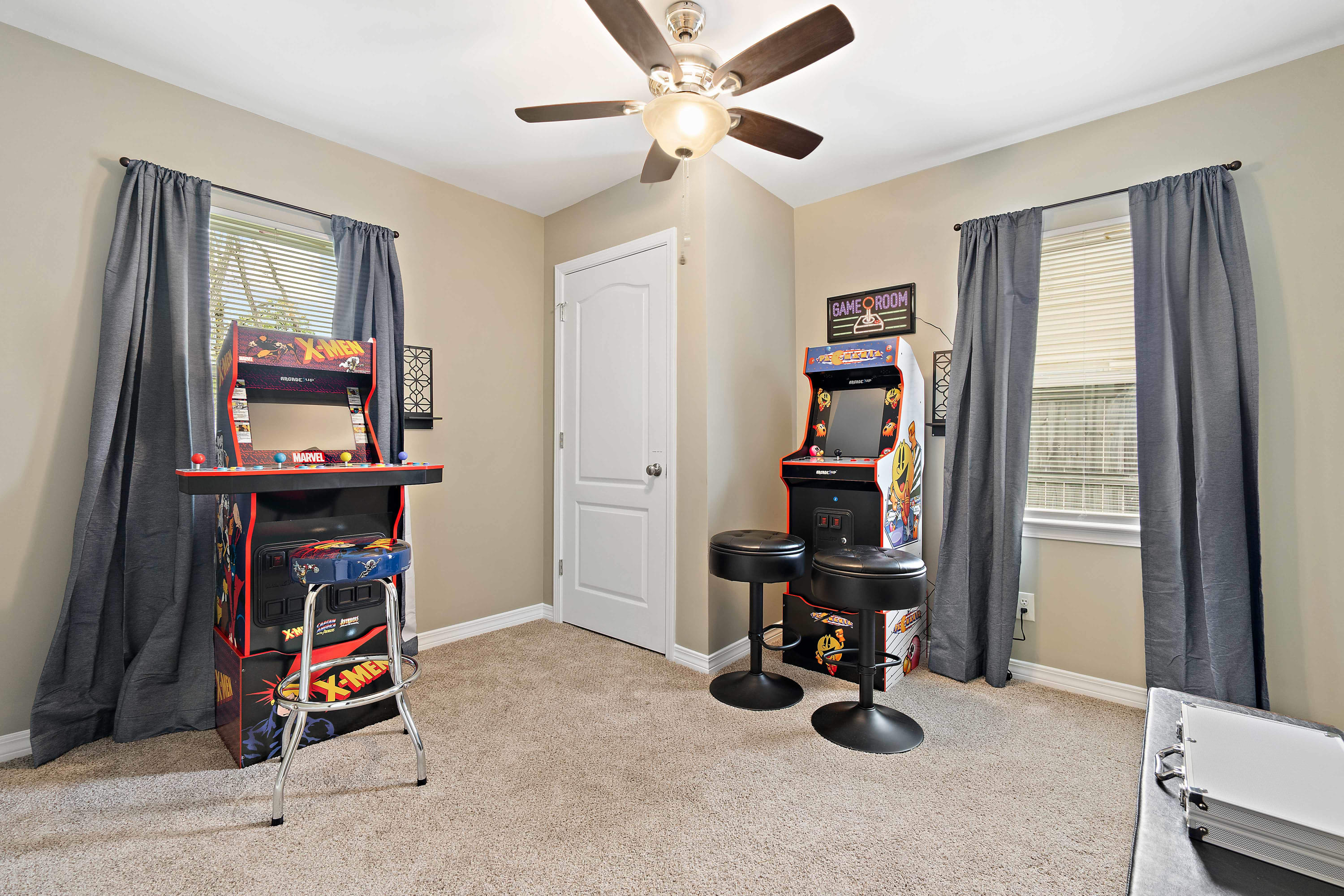 Spacious Backyard And Arcade Games - Elegant Relaxation Retreat - Mobile, AL