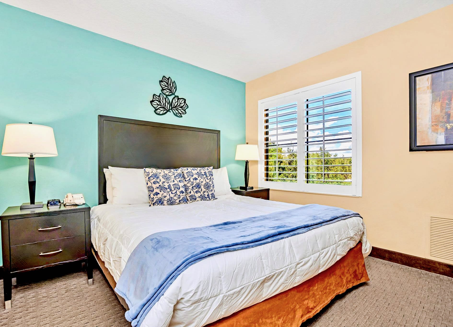 Unwind In A Comfortable King Bedroom With Ample Natural Light