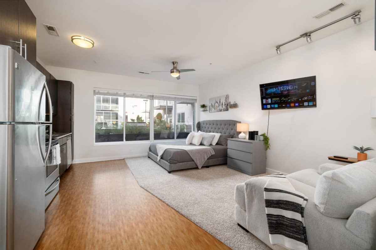 Stylish Studio With Pool And Hot Tub Access - Inviting Luxury Escape - Columbus, OH