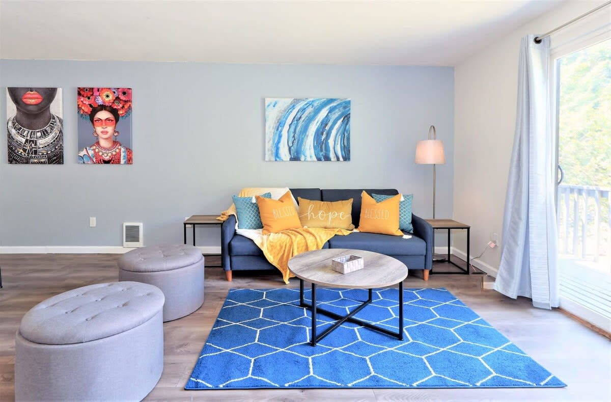 Blue Apt. #C |Stylish & Private 2BR |North Seattle