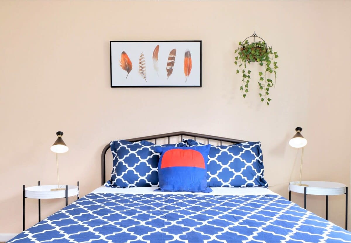 Blue Apt. #C |Stylish & Private 2BR |North Seattle
