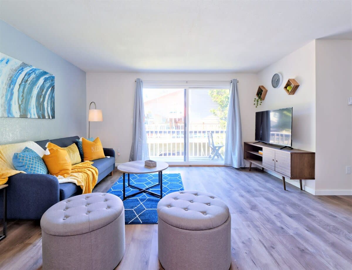 Blue Apt. #C |Stylish & Private 2BR |North Seattle