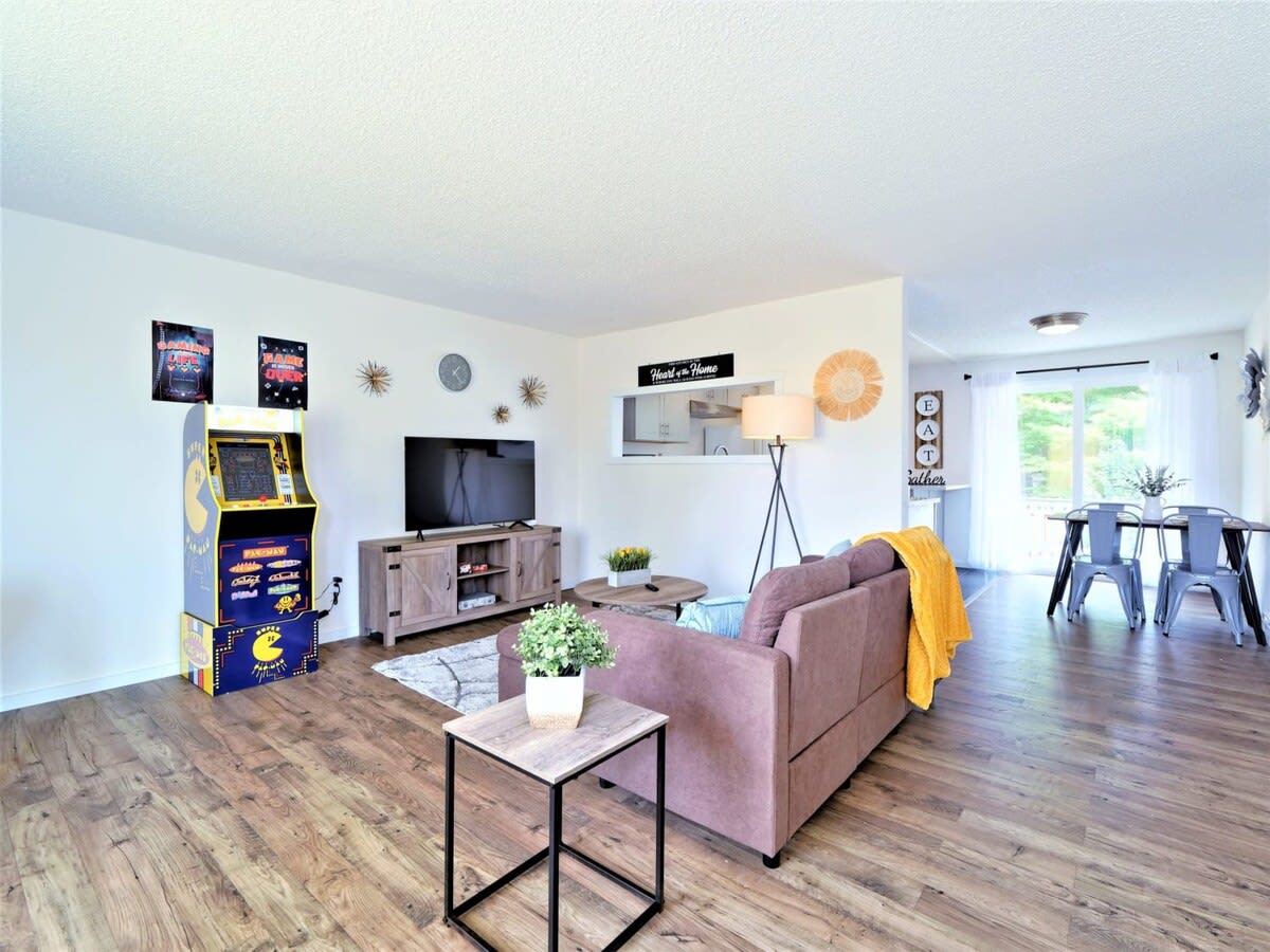 Blue Apt. #B |Stylish & Private 2BR |North Seattle