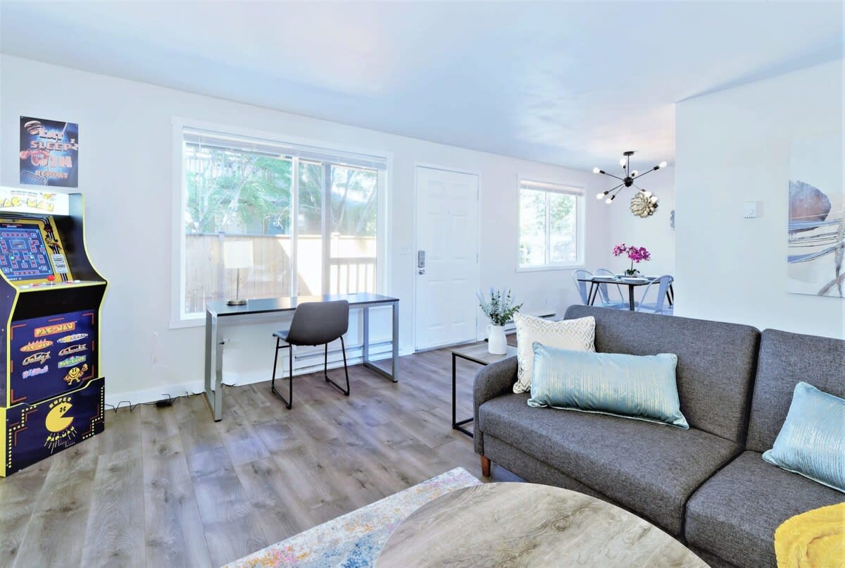 Blue Apt. #A |Stylish & Private 1BR |North Seattle