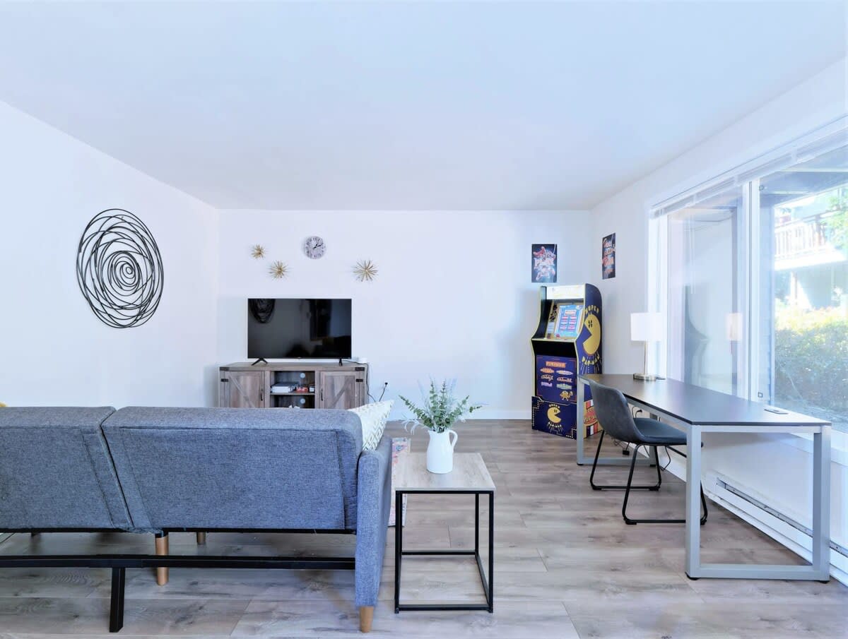Blue Apt. #A |Stylish & Private 1BR |North Seattle