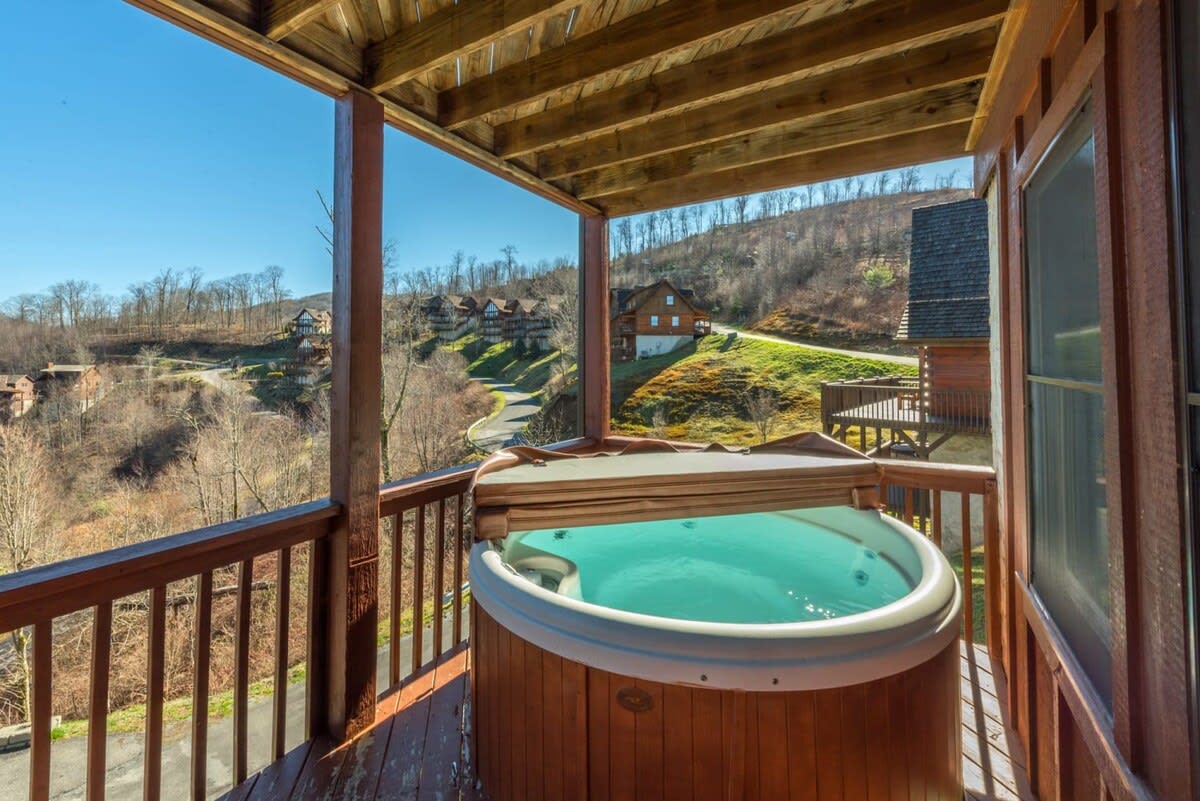 7 min to Hatley Pointe | Views | Hot Tub | 2 Decks — Mars Hill, NC — vacation rental