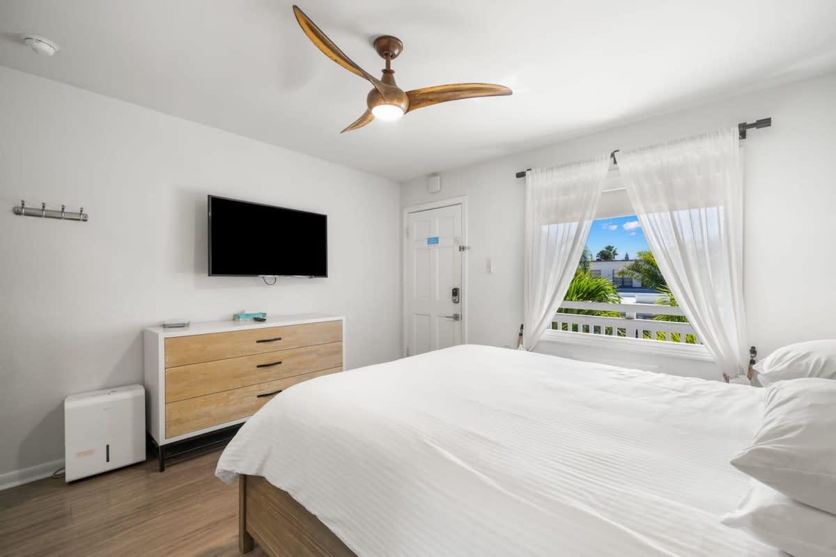 NEW! South Petite Room | Steps to the Beach! — Clearwater, FL — vacation rental