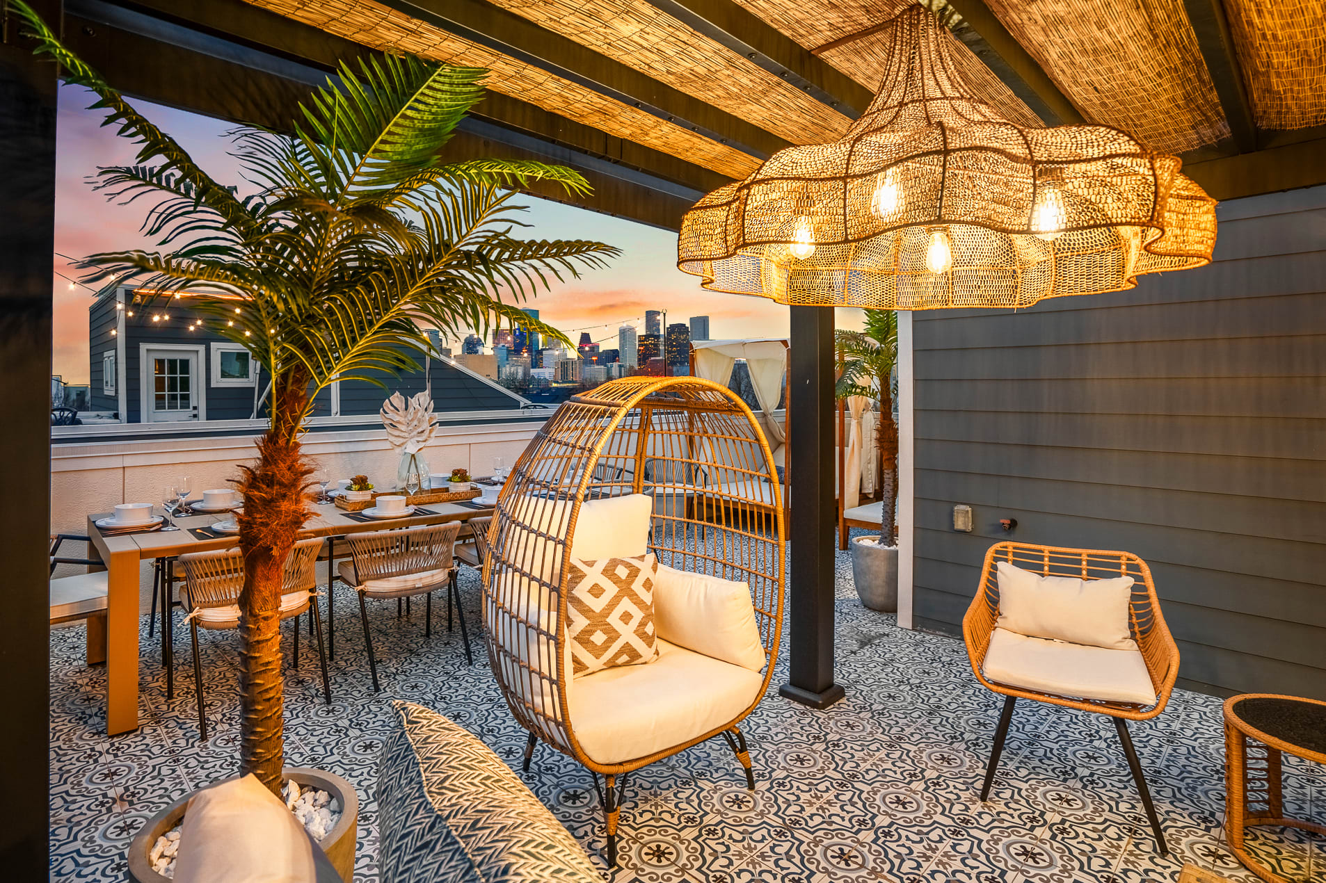 The Green Haus: Luxxe Cabana Rooftop Retreat - Houston, TX