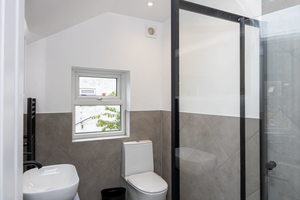 Stunning Luxury Spacious 5-Bedroom Home Near City - Picture 14