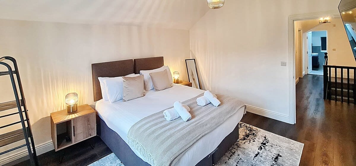 Stunning Luxury Spacious 5-Bedroom Home Near City - Picture 25