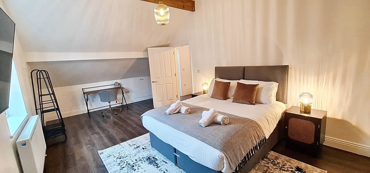 Stunning Luxury Spacious 5-Bedroom Home Near City - Picture 23