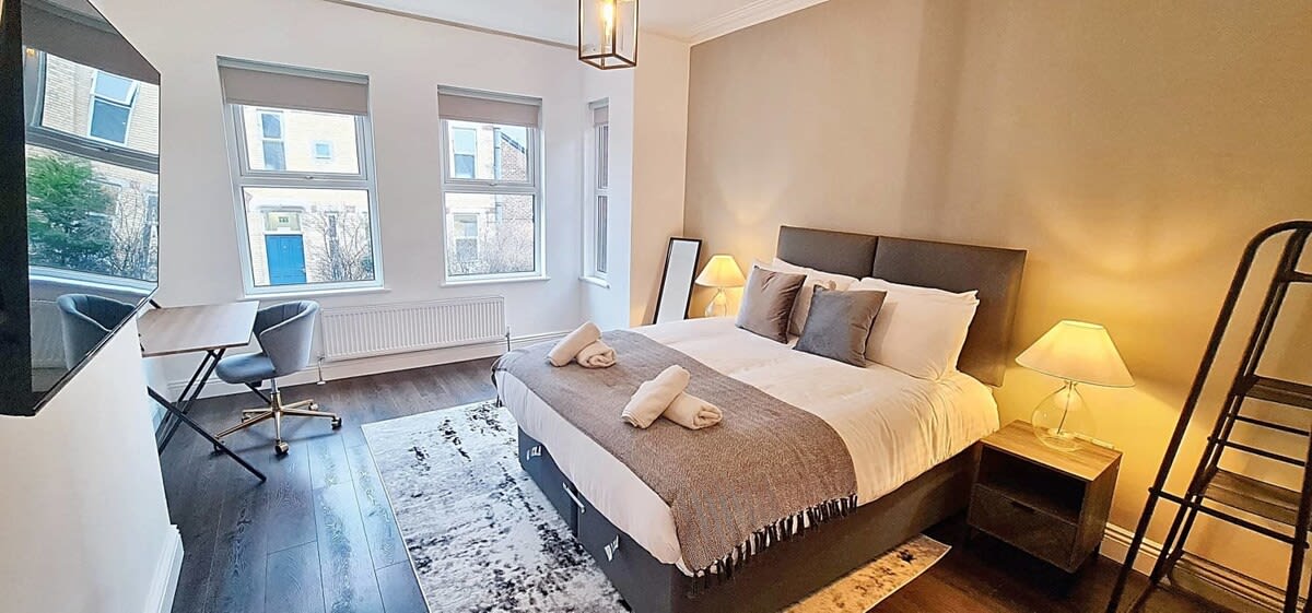Stunning Luxury Spacious 5-Bedroom Home Near City — Greater Manchester, England — vacation rental