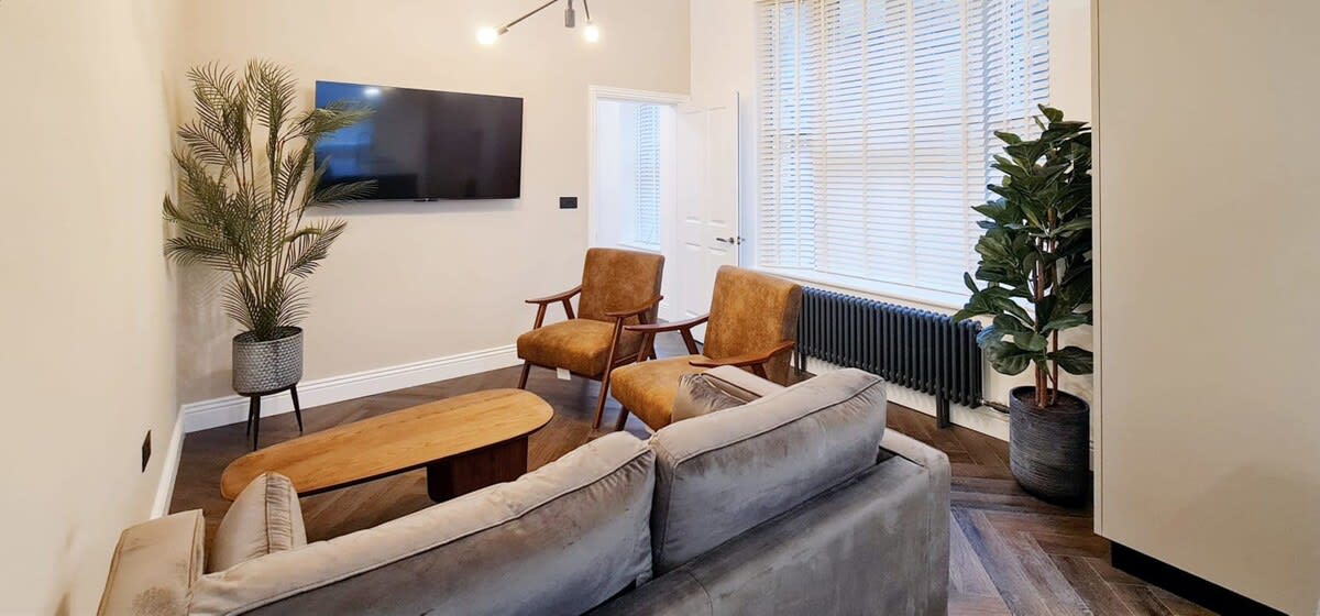 Stunning Luxury Spacious 5-Bedroom Home Near City - Picture 5