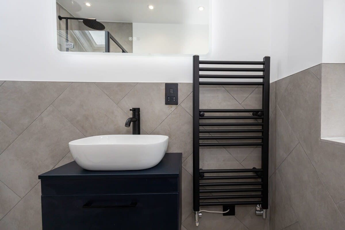 Stunning Luxury Spacious 5-Bedroom Home Near City - Picture 16
