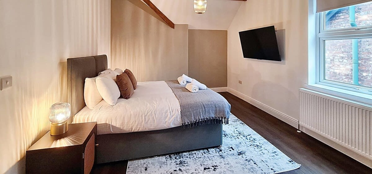 Stunning Luxury Spacious 5-Bedroom Home Near City - Picture 24