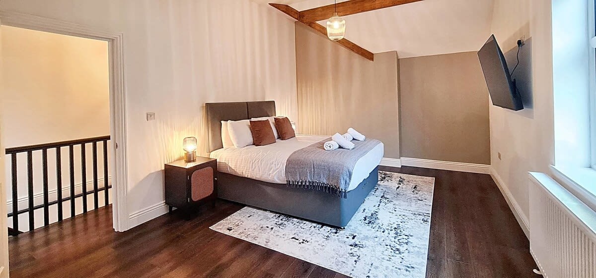 Stunning Luxury Spacious 5-Bedroom Home Near City - Picture 6
