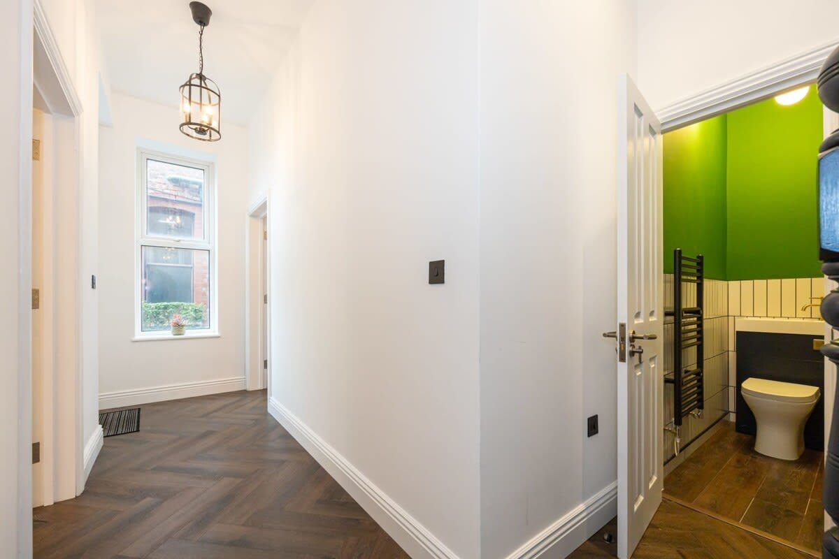 Stunning Luxury Spacious 5-Bedroom Home Near City - Picture 12
