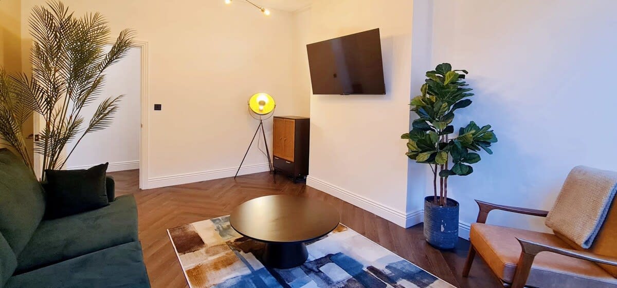 Stunning Luxury Spacious 5-Bedroom Home Near City - Picture 10