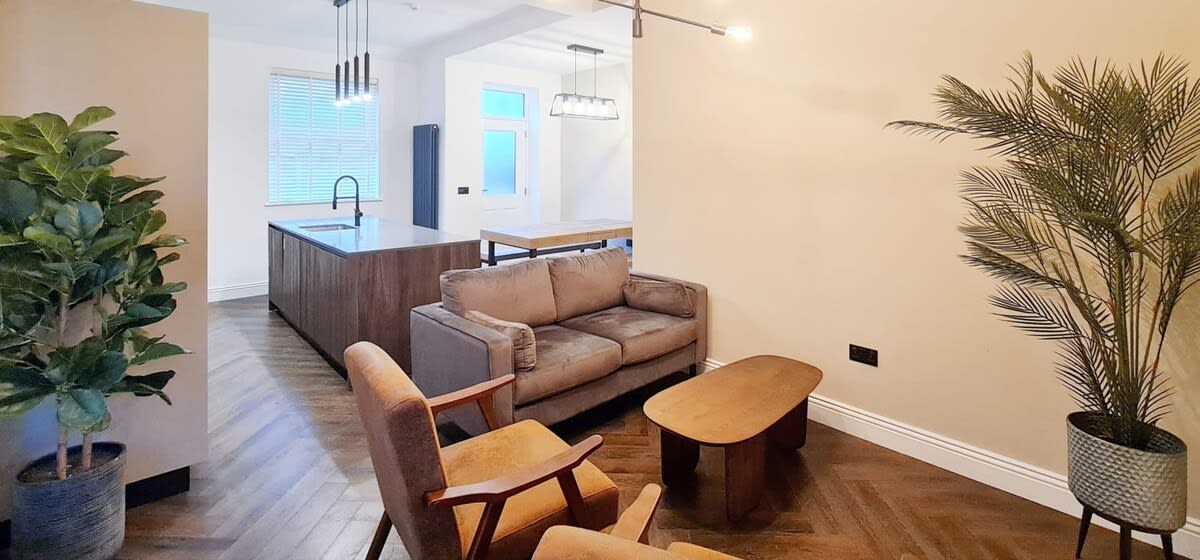 Stunning Luxury Spacious 5-Bedroom Home Near City - Picture 3