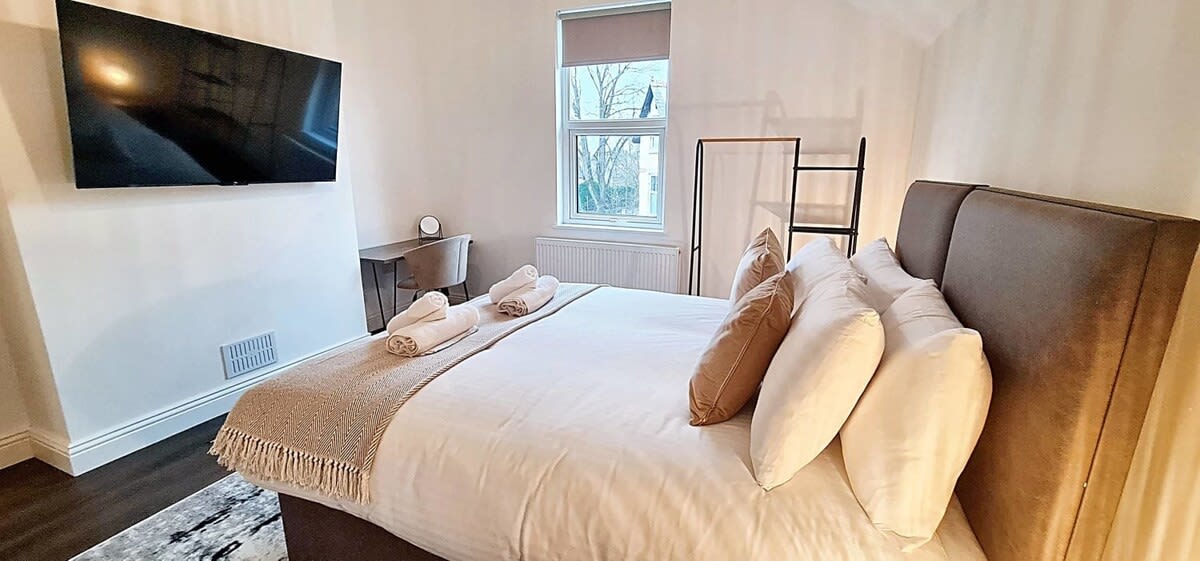 Stunning Luxury Spacious 5-Bedroom Home Near City - Picture 26