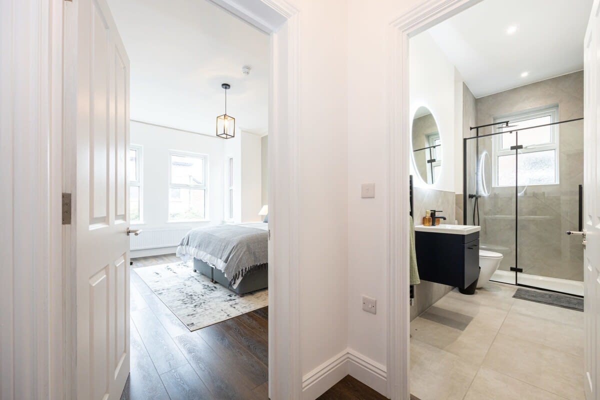 Stunning Luxury Spacious 5-Bedroom Home Near City - Picture 18