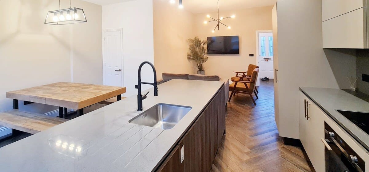 Stunning Luxury Spacious 5-Bedroom Home Near City - Picture 4