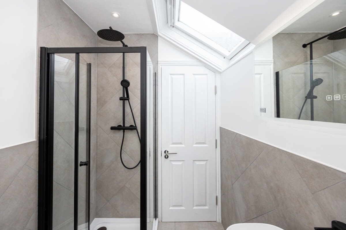 Stunning Luxury Spacious 5-Bedroom Home Near City - Picture 15