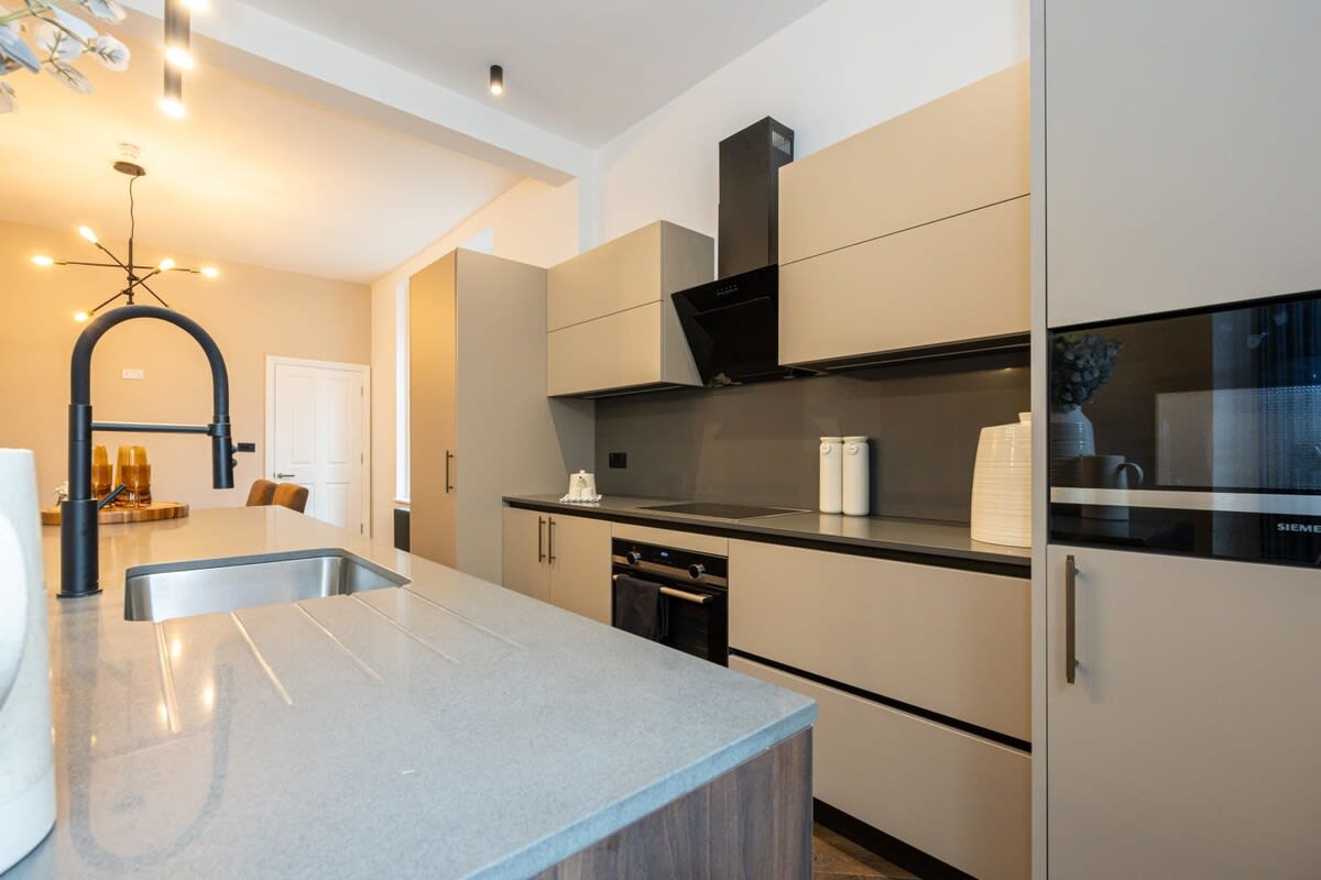 Stunning Luxury Spacious 5-Bedroom Home Near City - Picture 11
