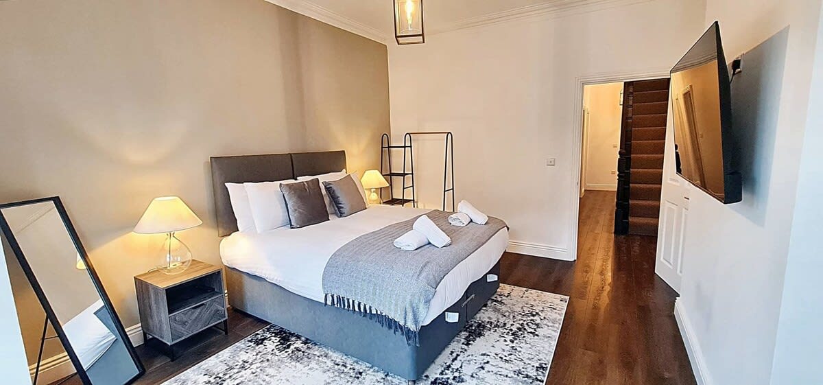 Stunning Luxury Spacious 5-Bedroom Home Near City - Picture 20