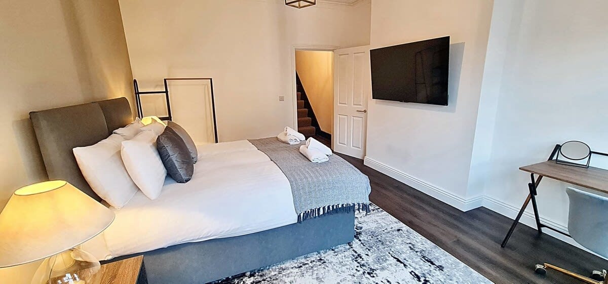 Stunning Luxury Spacious 5-Bedroom Home Near City - Picture 21