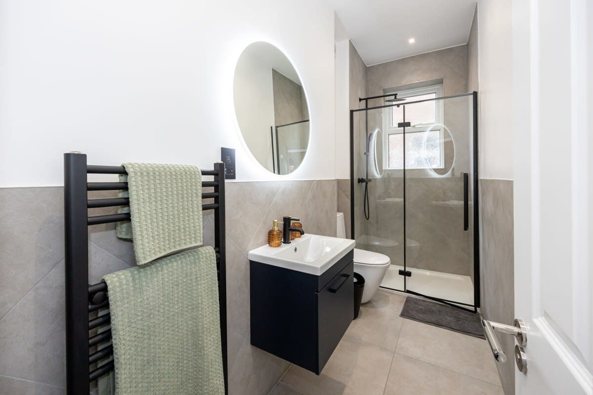 Stunning Luxury Spacious 5-Bedroom Home Near City - Picture 17