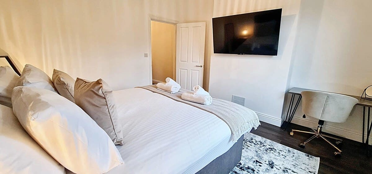 Stunning Luxury Spacious 5-Bedroom Home Near City - Picture 22