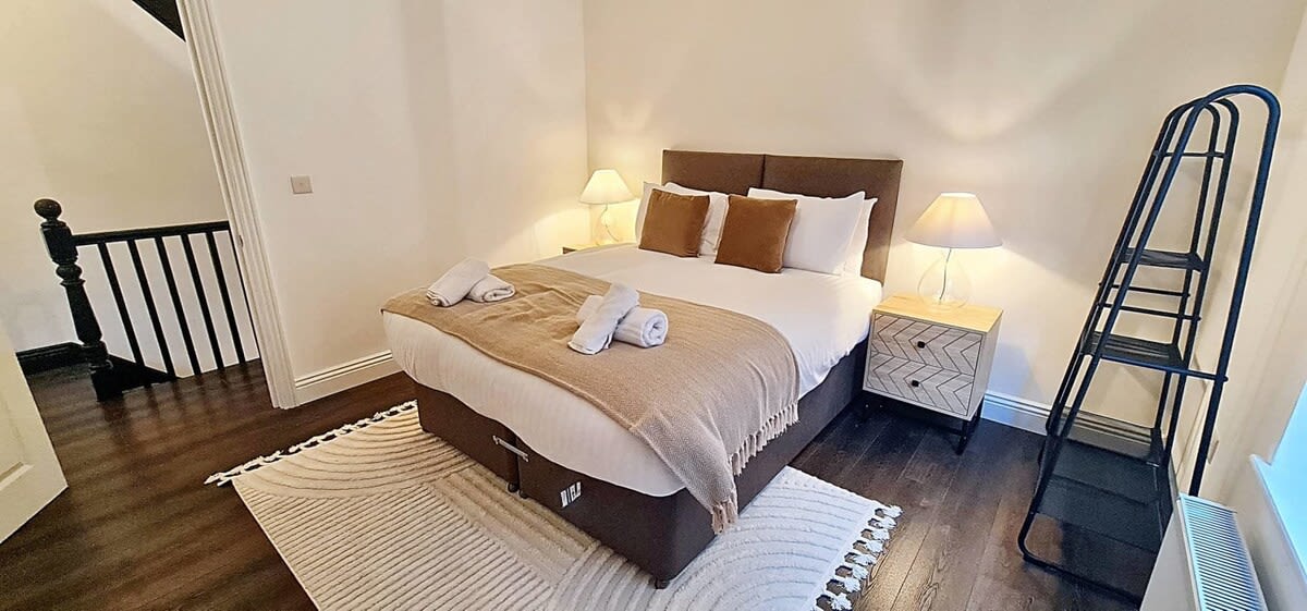 Stunning Luxury Spacious 5-Bedroom Home Near City - Picture 27