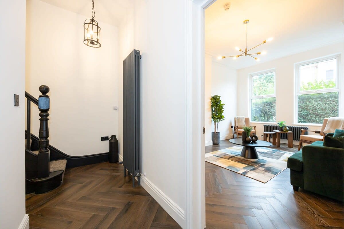 Stunning Luxury Spacious 5-Bedroom Home Near City - Picture 13