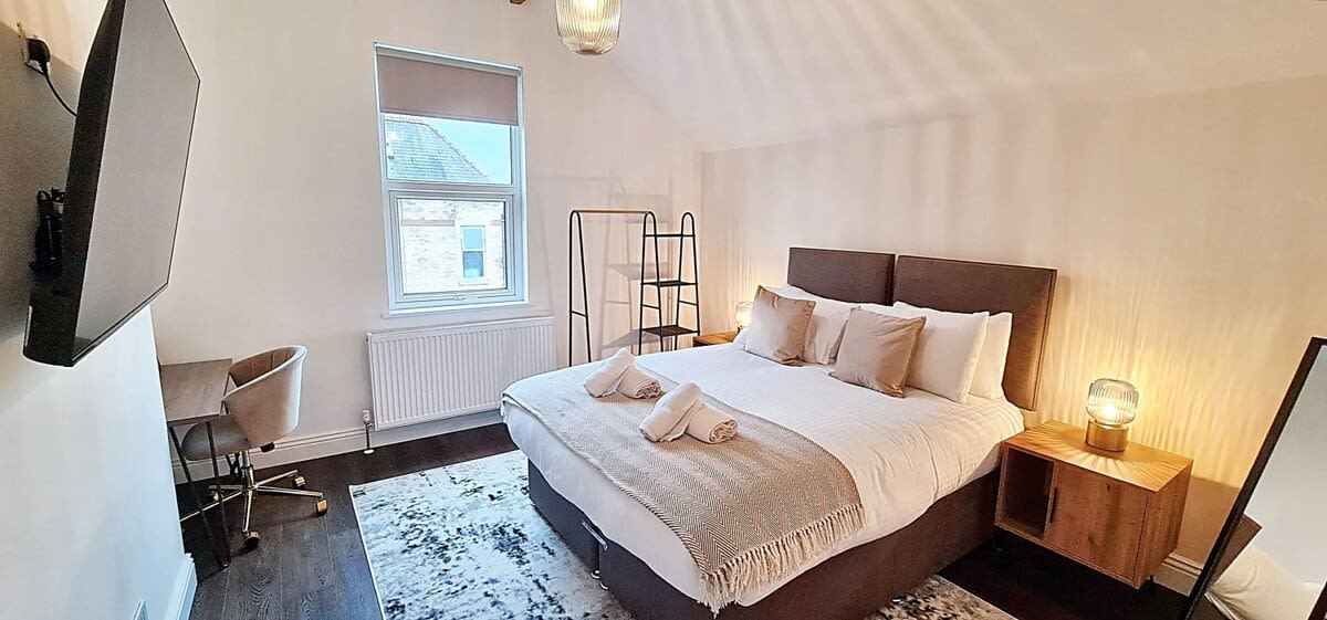 Stunning Luxury Spacious 5-Bedroom Home Near City - Picture 7
