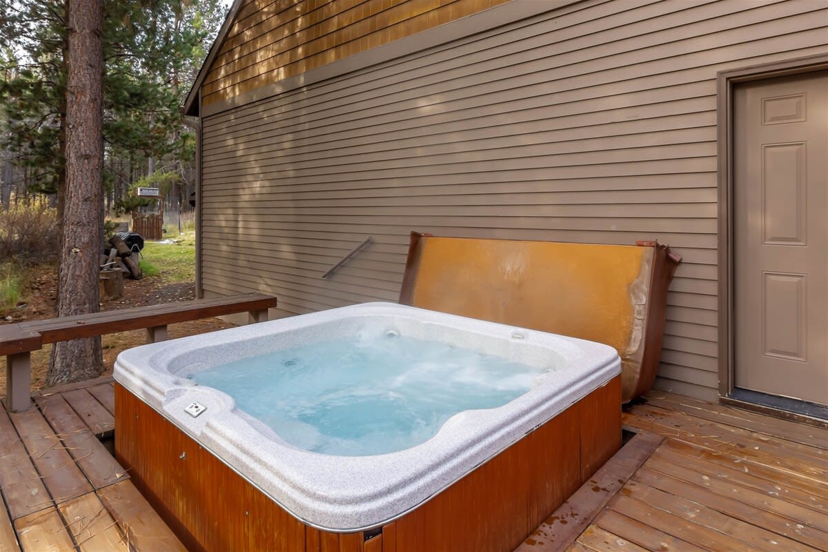 Spacious Mt. Bachelor Retreat w/ Hot Tub + Pets OK
