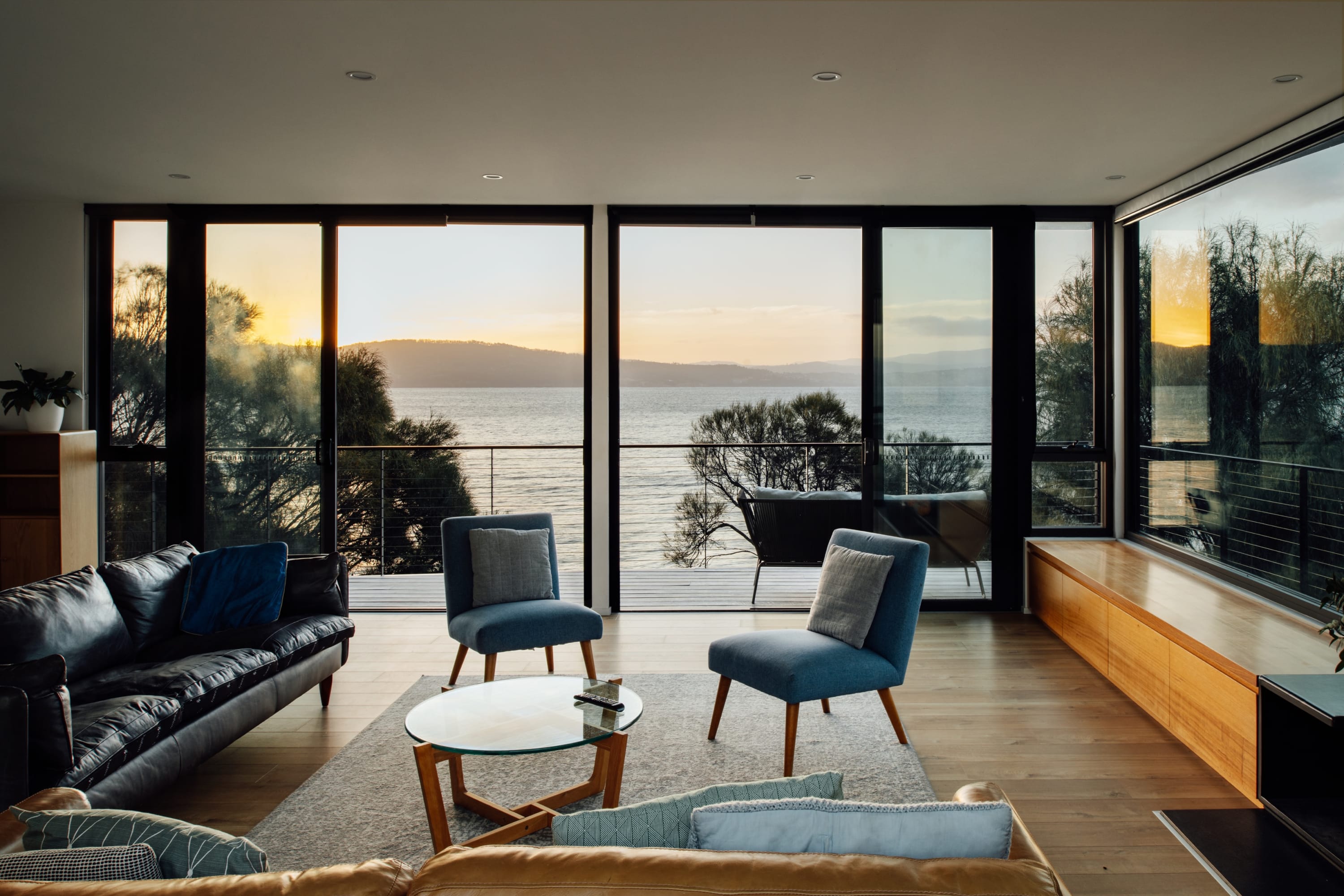Blessington Beachside Retreat sleep 6 water views. — South Arm, TAS — vacation rental