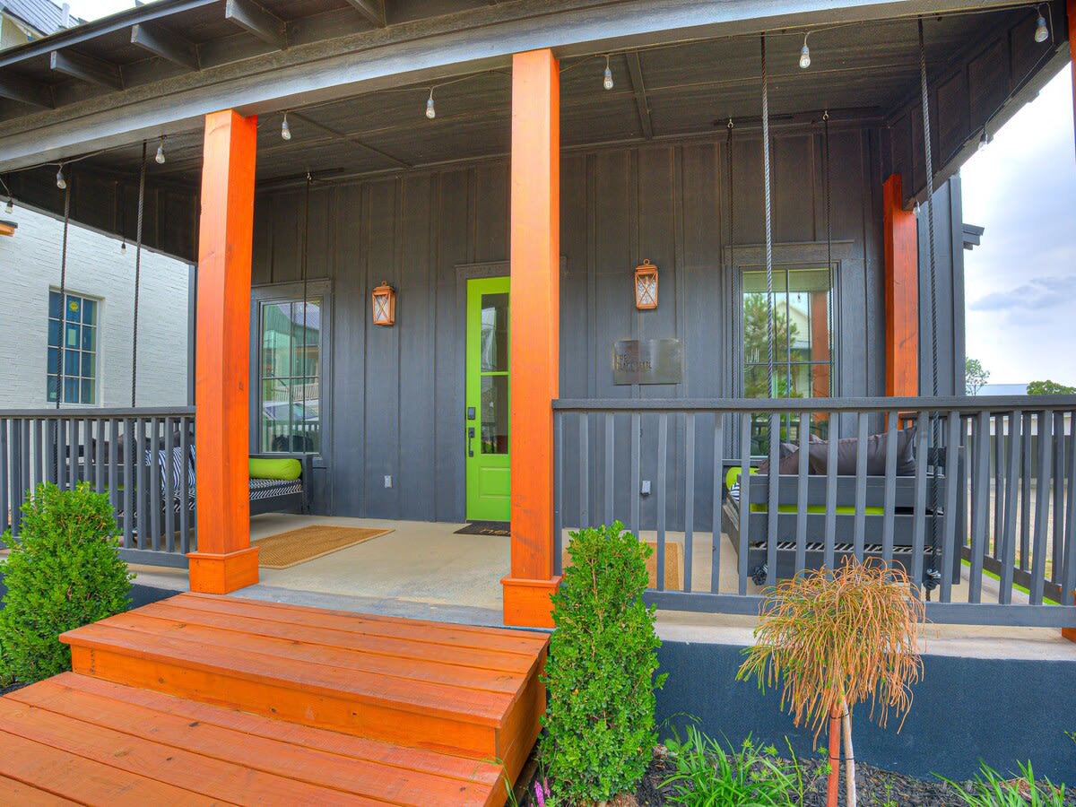 Dual Porch Swings + Fenced Yard + Fire-pit — Carlton Landing, OK — vacation rental