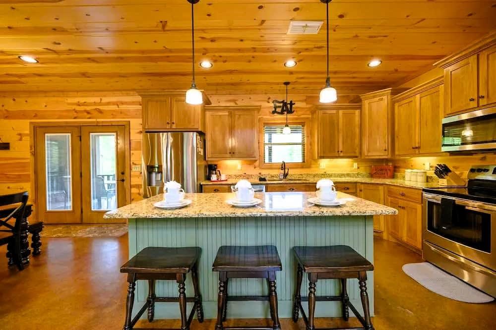 Cul-de-sac Cabin - Pool Table-Hot tub-Pet Friendly