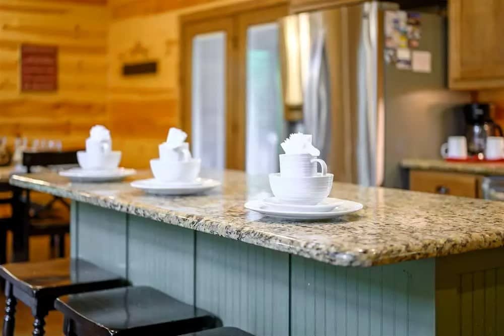 Cul-de-sac Cabin - Pool Table-Hot tub-Pet Friendly